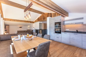 Appartement Confort, 2 chambres, vue montagne | Cuisine privée | Grand réfrigérateur, four, plaque de cuisson, lave-vaisselle
