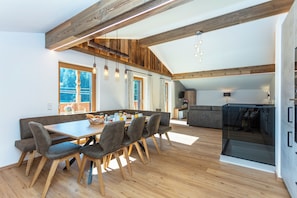 Appartement Confort, 2 chambres, vue montagne | Coin séjour | Télévision à écran plat de 50 pouces avec chaînes par câble