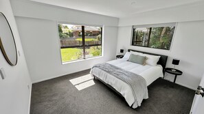 5 habitaciones, tabla de planchar con plancha y cuna de viaje 