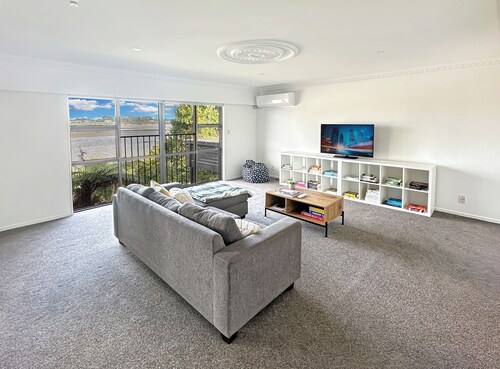 Spacious 5-BR Family Home for 10 • Scenic Seaview Retreat in Takanini