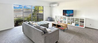 Spacious 5-BR Family Home for 10 • Scenic Seaview Retreat in Takanini