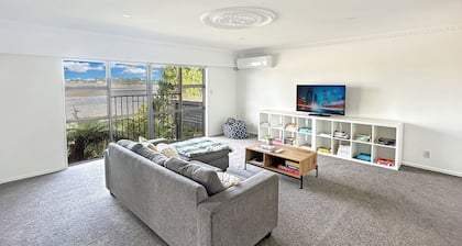 Spacious 5-BR Family Home for 10 • Scenic Seaview Retreat in Takanini