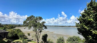 Spacious 5-BR Family Home for 10 • Scenic Seaview Retreat in Takanini