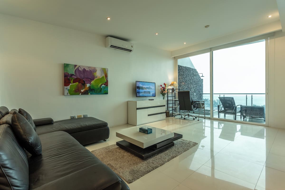 Apartment, City View | Living area