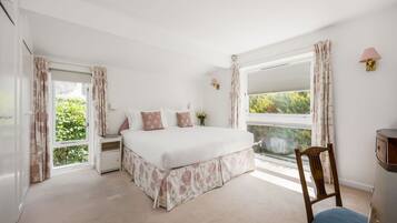 4 slaapkamers, een strijkplank/strijkijzer, wifi