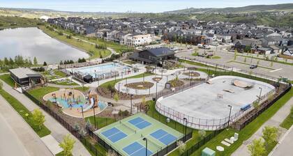 Modern 2BR | Calgary| Near U of C, Hospitals & Banff. Family & Business Friendly