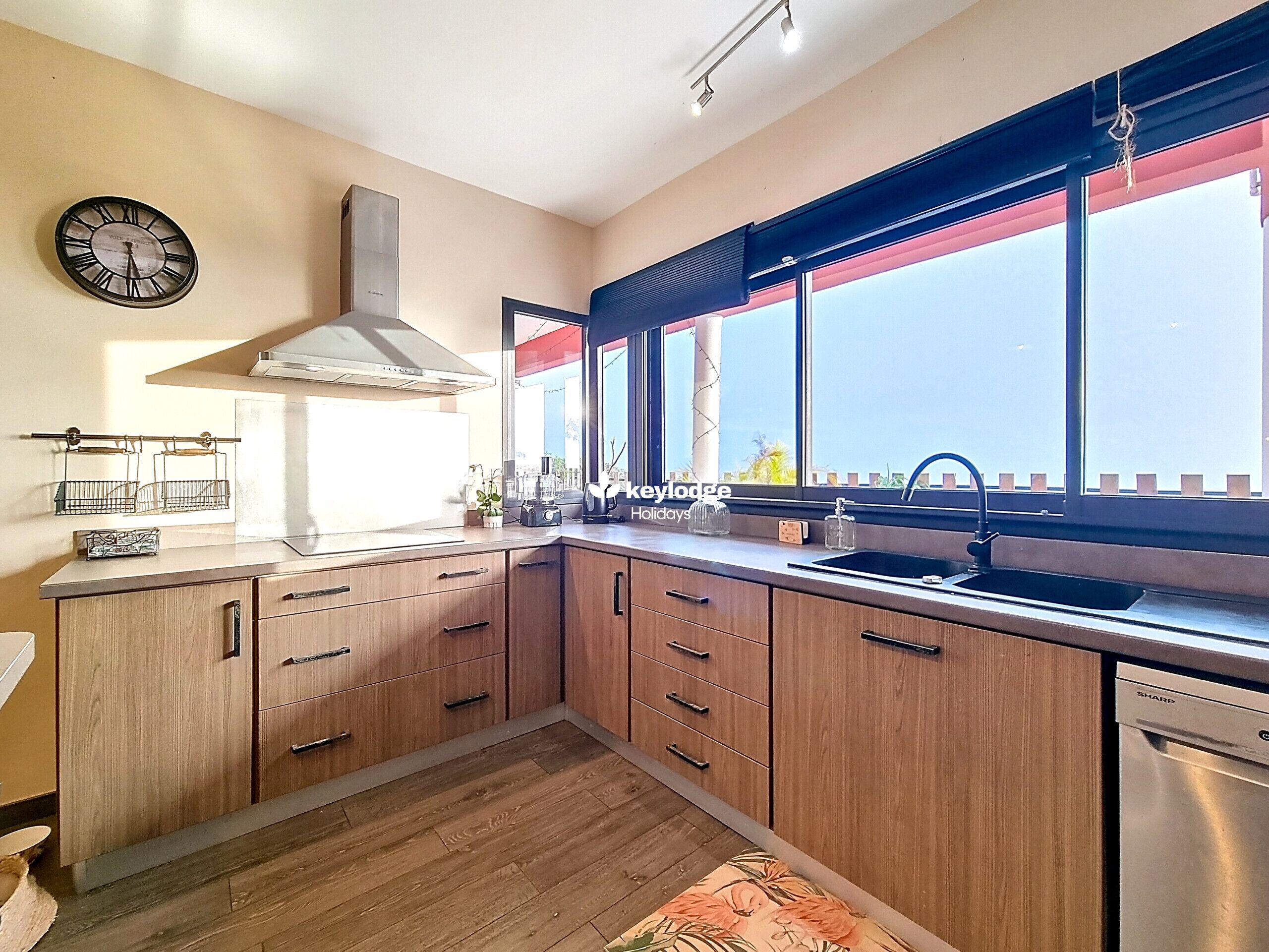 Kühlschrank, Mikrowelle, Ofen, Geschirrspüler