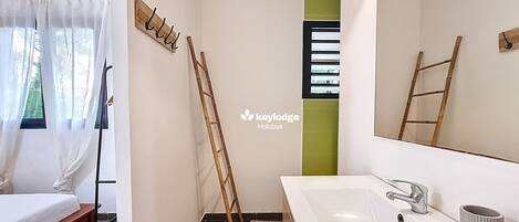 Douche, sĂšche-cheveux, serviettes fournies