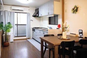 舒适别墅, 无烟房, 阳台 | 私人厨房 | 冰箱、微波炉、炉灶、电饭煲