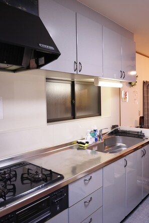 舒适别墅, 无烟房, 阳台 | 私人厨房 | 冰箱、微波炉、炉灶、电饭煲