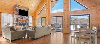 Luxury Log Cabin Lakefront, Game room & Fire Pit, Near all baseball camps