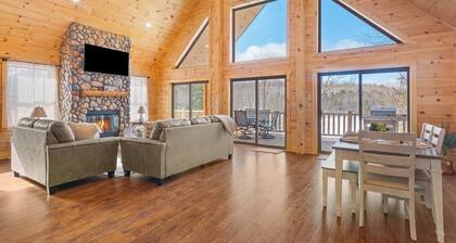 Luxury Log Cabin Lakefront, Game room & Fire Pit, Near all baseball camps