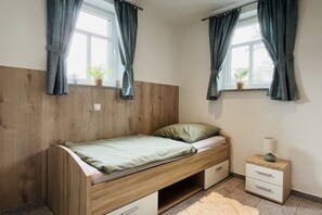 3 bedrooms, desk, free WiFi, bed sheets