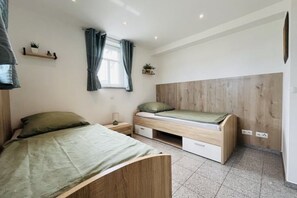3 bedrooms, desk, free WiFi, bed sheets