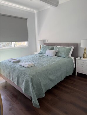 4 habitaciones, tabla de planchar con plancha y cuna de viaje
