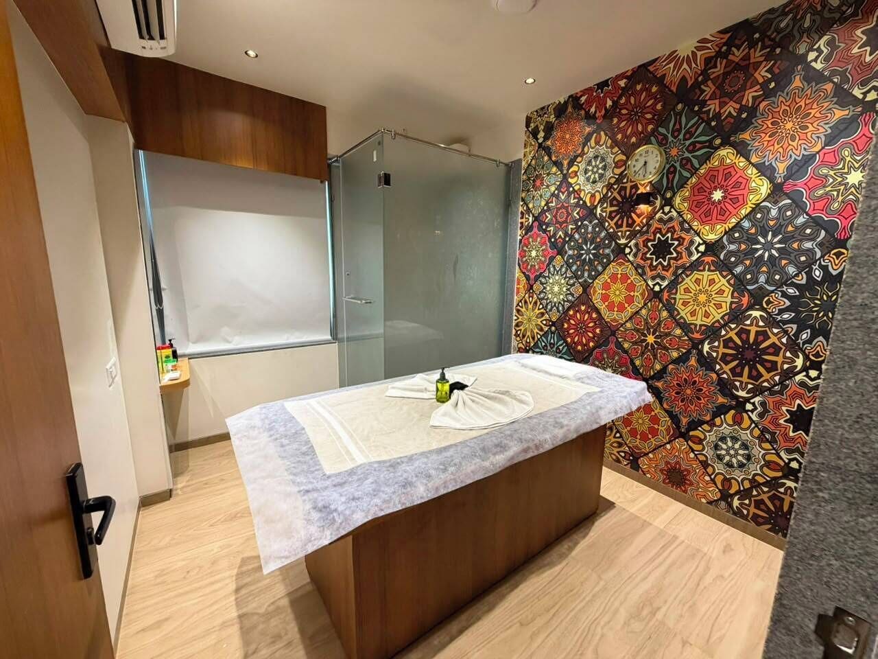 Salas de tratamiento para parejas, un sauna, una bañera de hidromasaje