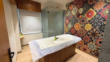 Salas de tratamiento para parejas, un sauna, una bañera de hidromasaje