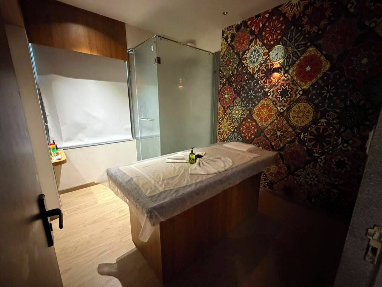 Couples treatment room(s), sauna, hot tub, steam room