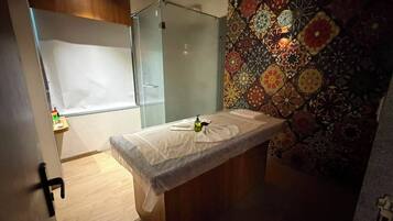 Couples treatment room(s), sauna, hot tub, steam room