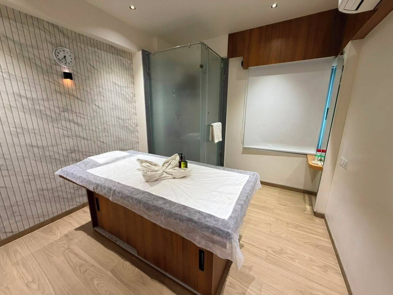 Salas de tratamiento para parejas, un sauna, una bañera de hidromasaje
