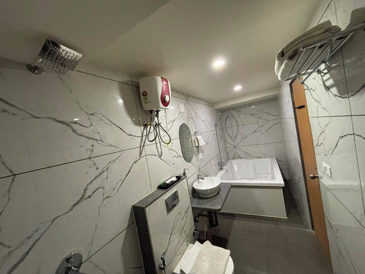 Habitación presidencial | Baño | Amenidades de baño gratuitas y toallas 