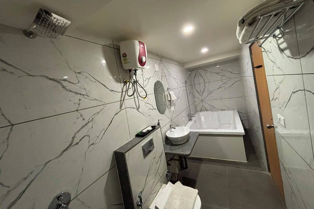 Habitación presidencial | Baño | Amenidades de baño gratuitas y toallas