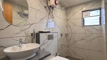 Familienzimmer | Badezimmer | Kostenlose Toilettenartikel, Handtücher