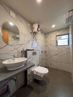 Family Room | Bathroom | Free toiletries, towels