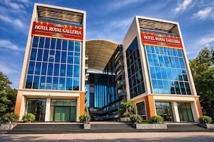 Un hotel moderno con un letrero llamativo que dice 'HOTEL ROYAL GALLERIA'.