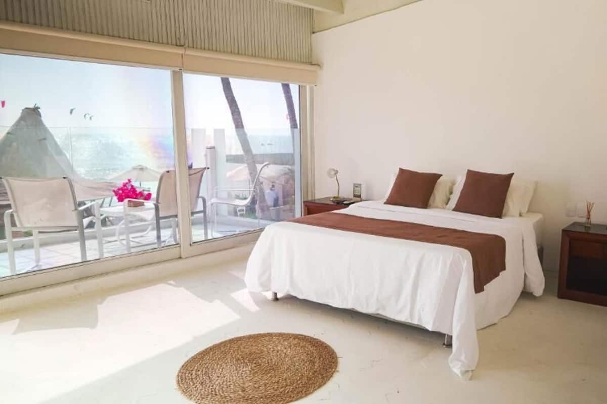Superior Suite, Balcony, Sea View | In-room safe, WiFi (free), individually decorated