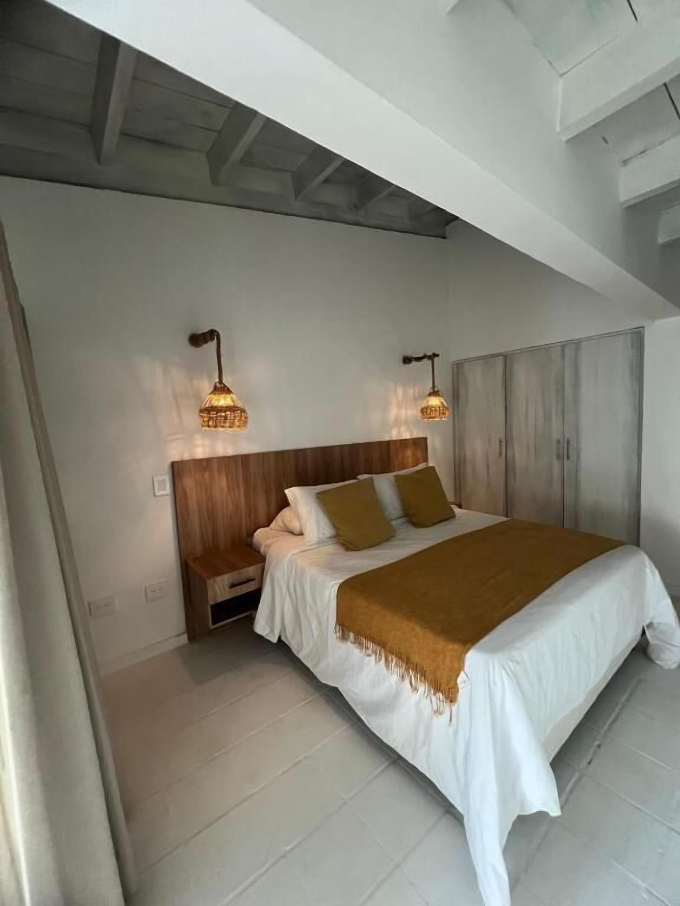 Suite júnior, balcó, vistes al mar | Caixa forta a l'habitació, decoració individual i mobiliari individual 