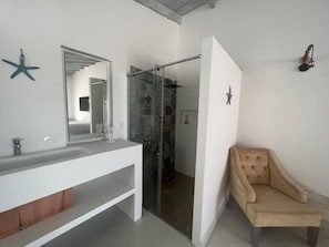 Exclusive-Vierbettzimmer, Meerblick | Badezimmer | Handtücher