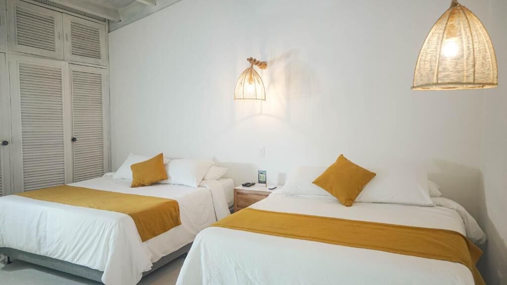 Luxe vierpersoonskamer | Een kluis op de kamer, gratis wifi