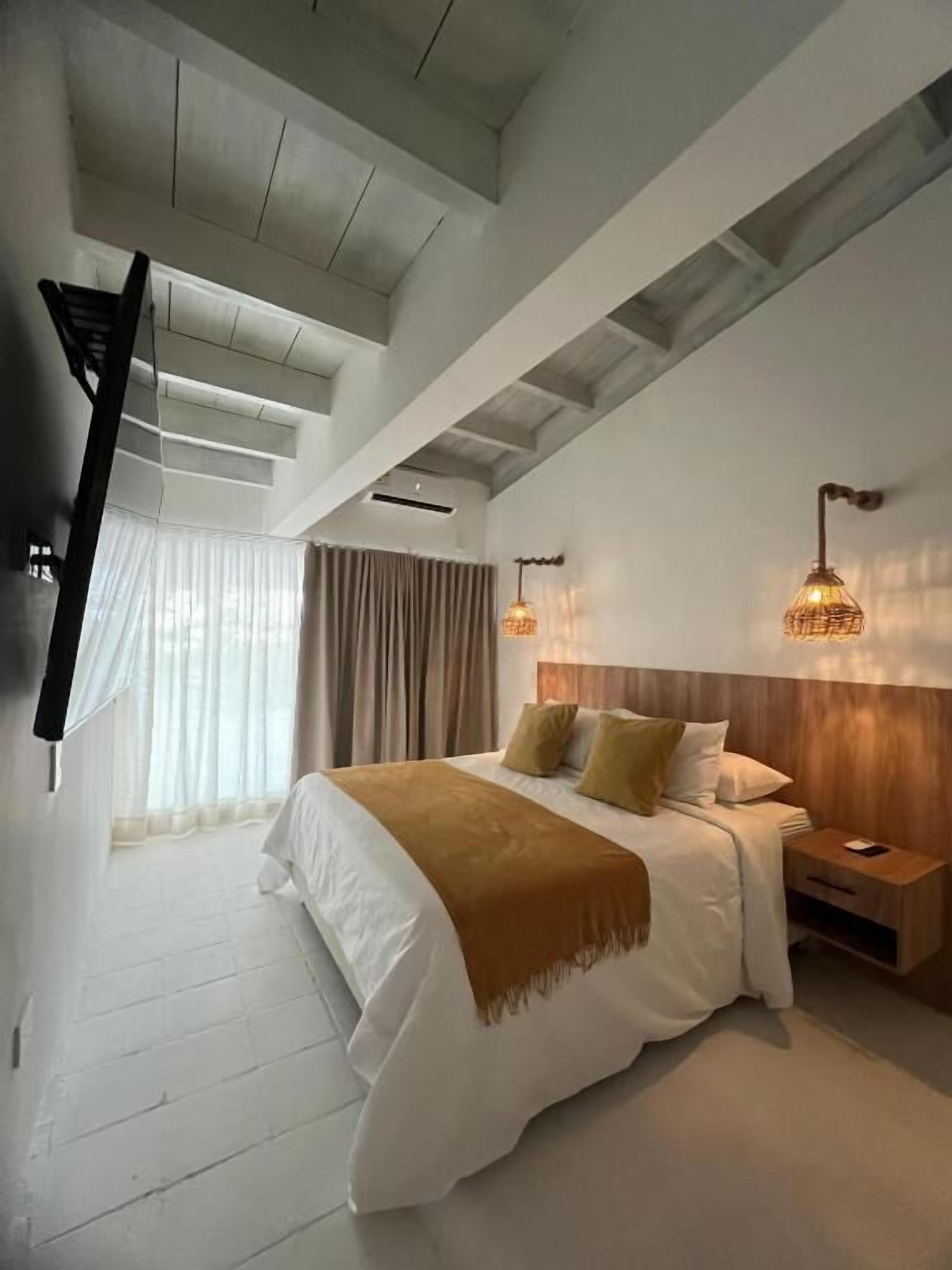 Junior suite, balkon, uitzicht op zee | Een kluis op de kamer, gratis wifi