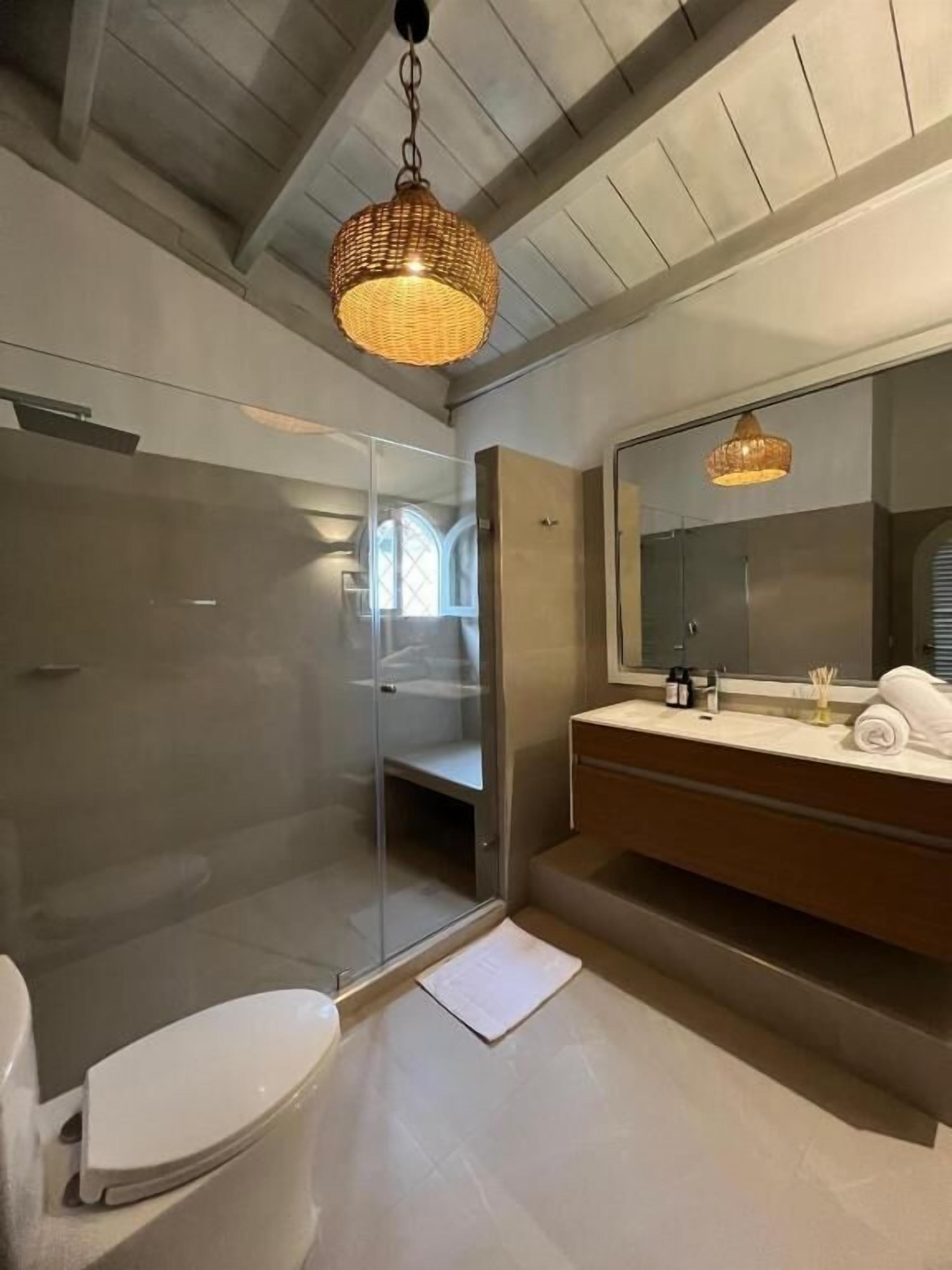 Junior suite, balkon, uitzicht op zee | Badkamer | Handdoeken