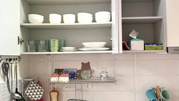 Refrigerador, microondas, parrilla de estufa y tetera eléctrica