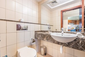 Shower, hair dryer, bidet, towels - City Skyline & Marina View, Next to JLT Lakefront & Metro (Dubai)