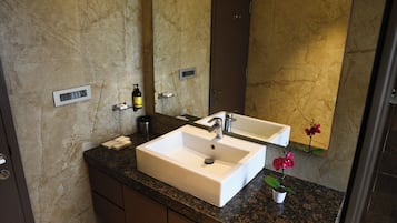Deluxe-Suite | Badezimmer | Hausschuhe