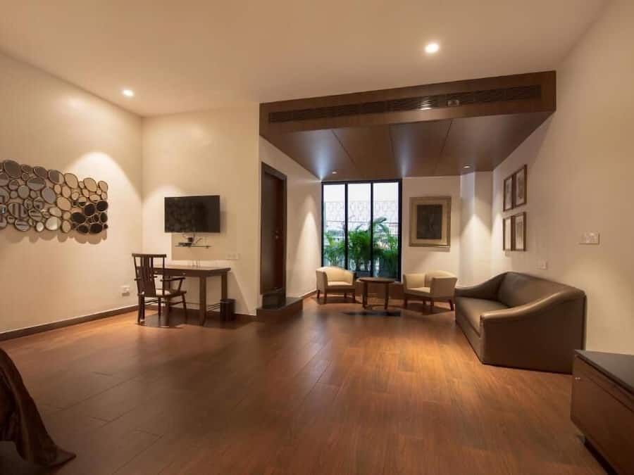 Deluxe Suite | Living area | TV