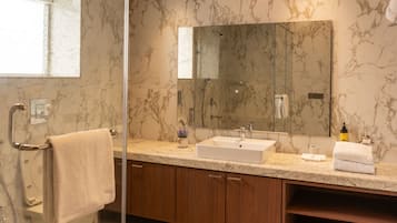 ห้องดีลักซ์สวีท | ห้องน้ำ | รองเท้าสวมภายในห้อง