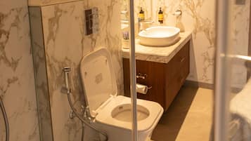 Suíte luxo | Banheiro | Chinelos