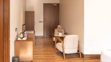 Deluxe Suite | Living area | TV