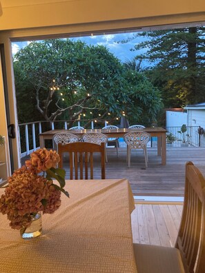 Outdoor dining - Freshwater Beach Family Oasis (Freshwater)