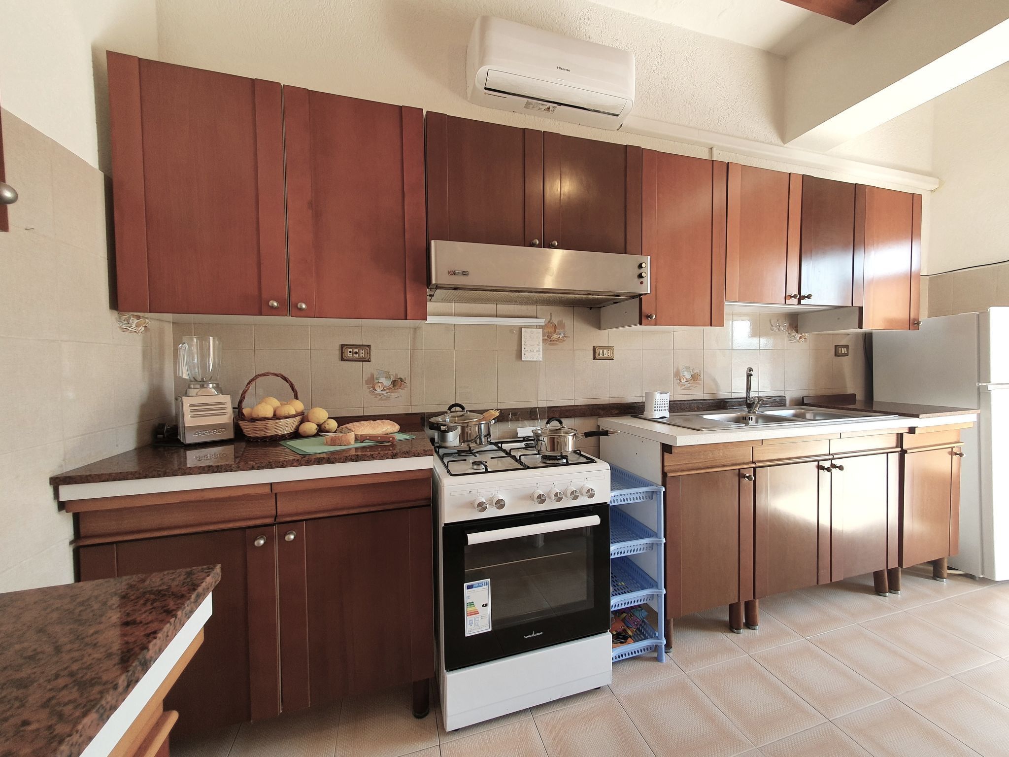 Jääkaappi, mikroaaltouuni, uuni, keittoastiat/astiat/ruokailuvälineet