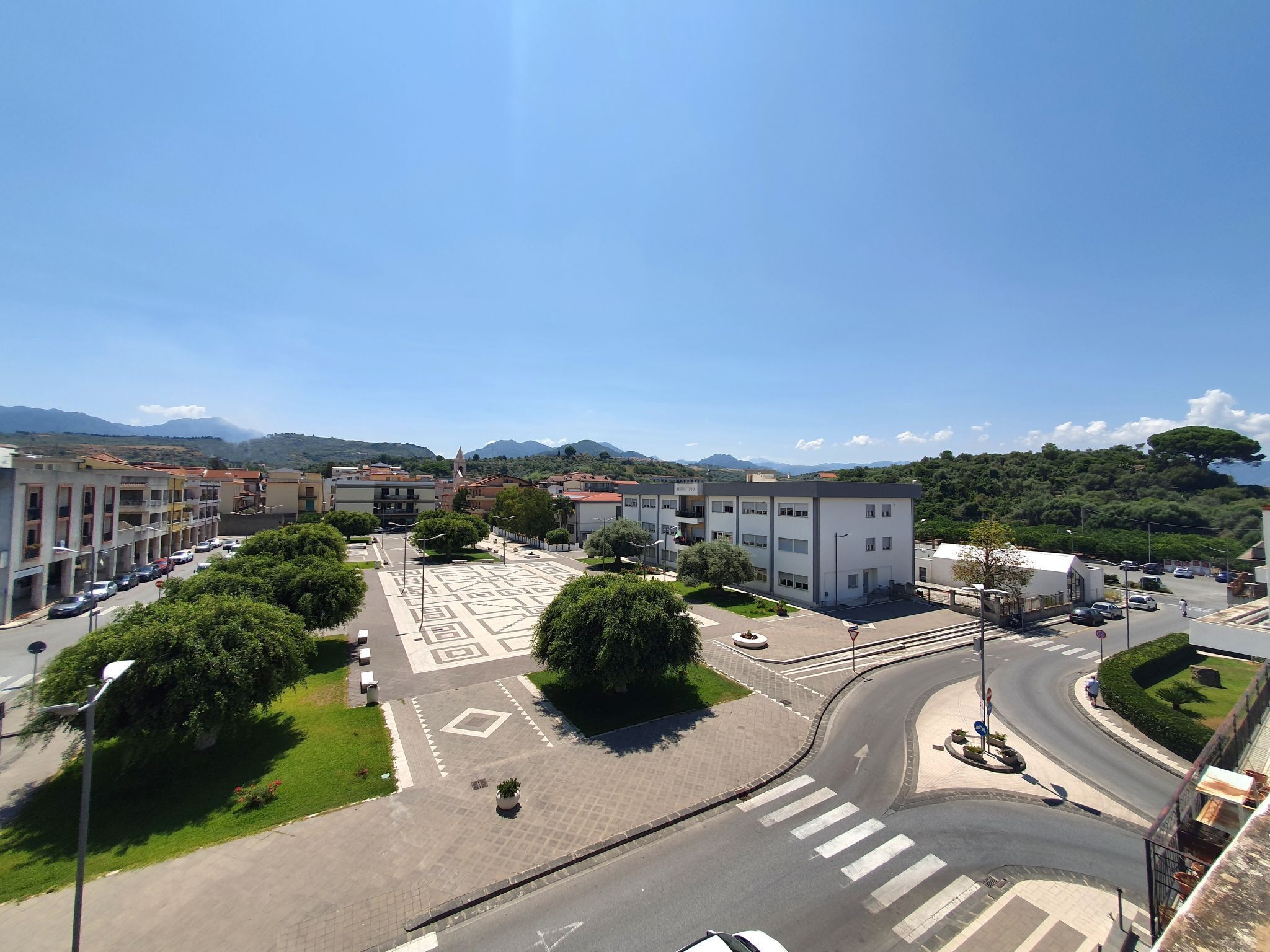 Panorama urbano con rotonda, edifici e cielo sereno.