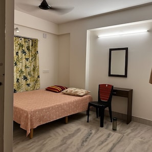 2 habitaciones y tabla de planchar con plancha