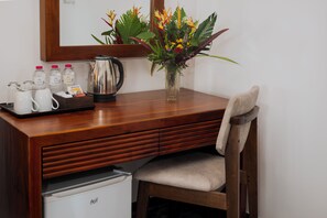Zimmersafe, Schreibtisch, Verdunkelungsvorhänge, schallisolierte Zimmer