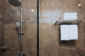 Ducha, artículos de higiene personal gratuitos y secador de pelo