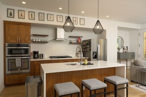 Fridge, oven, stovetop, dishwasher