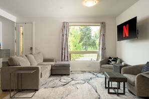 Smart TV, fireplace, stereo